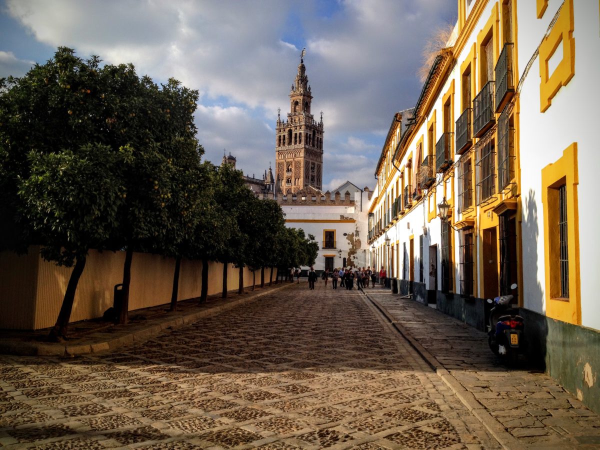 Siviglia - La Giralda vista dalla Juderia Siviglia - La Giralda vista dalla Juderia - Photograph by ViaggioBlues